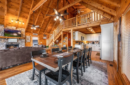 Smoky Mountains Cabin | Breathtaking Mountain Views, Propane Fire Pit, Minutes to Nat’l Park. Sleeps 8.