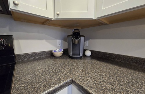 Thomaston House | Bright 2-Bedroom Apartment Near Downtown Thomaston