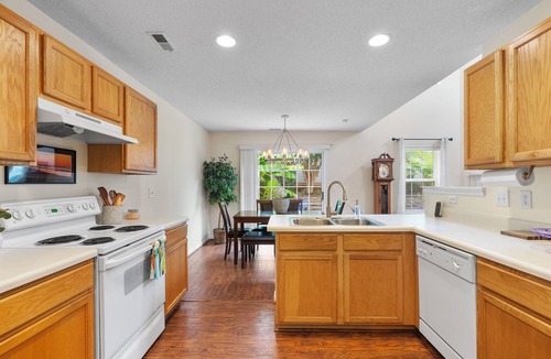 Umstead House | Bright + Airy 3-Bed Home in NW Raleigh with Fenced Yard. Minutes from RDU + RTP!