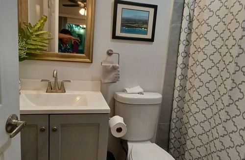 Makaha House | "BRIGHT, COZY & LOVELY home" Newly Renovated. & close to the BEACH