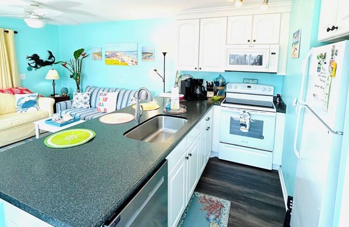 North Carolina Coast Condo | Bright end unit, Ocean Views, 1st floor, Pool, large beach, Direct access !
