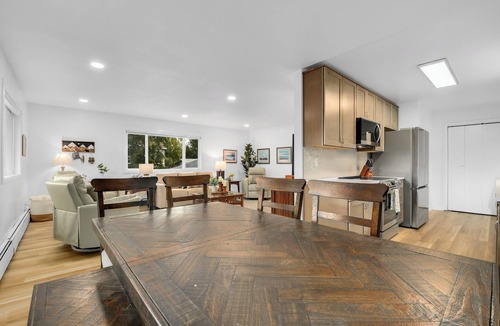 Northeast Anchorage House | Bright, spacious 5 bedroom 2.5 bathroom home with hot tub & great outdoor space!