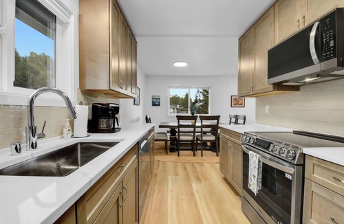 Northeast Anchorage House | Bright, spacious 5 bedroom 2.5 bathroom home with hot tub & great outdoor space!