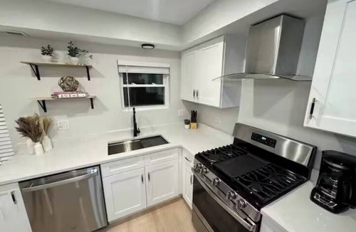 Brookfield Apartment | Bright & Spacious Duplex- Heart of Brookfield