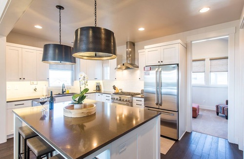 Bend House | Bring bikes + SUP and have summer Bend fun! 24-hr staff ~ tons of room ~ resort