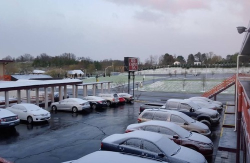 Grissom - Highland Hotel | Budget-Friendly Stay near Virginia Tech University with Free Parking