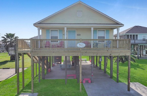 Crystal Beach House | Casa Carmen - Beachside- 3 bedroom 2 bath home sleeps 9.