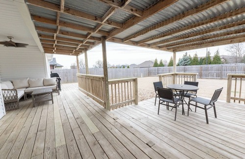 Springdale House | Casa De Flores in the heart of NWA