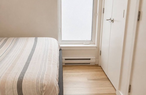 Booktown Hotel | Central 1BR Condo in Sidney | Near Airport & Shops