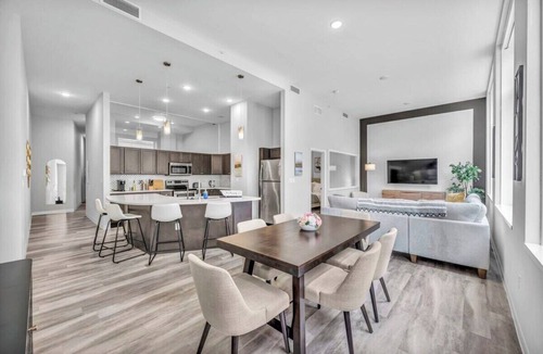Gateway District Apartment | Central Flat w/Pool & Sauna Gym Heart of DT