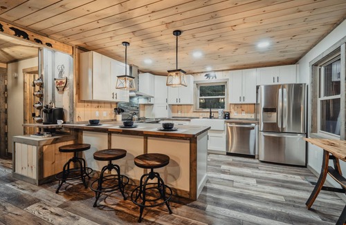 Smoky Mountains Cabin | 🚘Central Location 👙Hot tub 🌄Great Views🛌Linens🔥Firepit🍳Stocked Kitchen