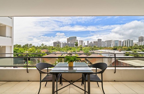 Waikiki Condo | Central Waikiki! Large lanai, close 2 beach! Fireworks! WASHLET! Sleeps 6!