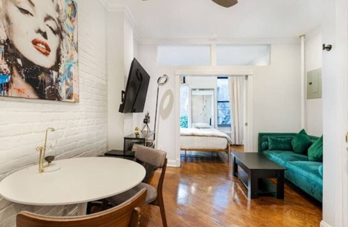 Ukrainian Village Apartment | Charming 1-Bedroom Apartment in the Heart of EV