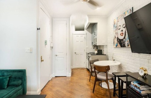 Ukrainian Village Apartment | Charming 1-Bedroom Apartment in the Heart of EV
