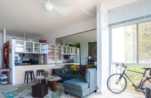 Tantalus Apartment | Charming 1-bedroom penthouse corner unit in welcoming Honolulu neighborhood