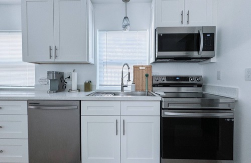 Edgewood House | Charming 2 Bedroom House in Superb Fort Lauderdale with Private Backyard