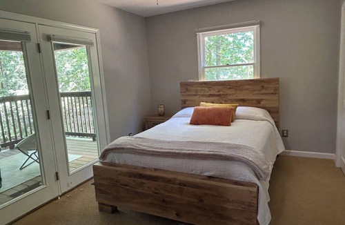 Franklin House | Charming 2-bedroom house in Franklin NC with Bonus apartment above the garage