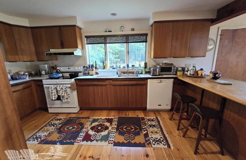 Boothbay House | Charming 3-bedroom cabin in Boothbay with waterfront views and outdoor dining.