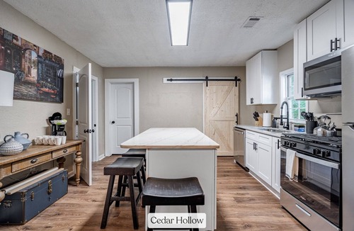 Clarkdale House | Charming Cedar Hollow - Work Desk & WiFi Ready!