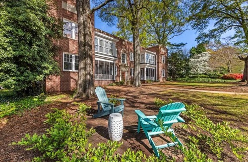 Cherry Condo | Charming Condo Near Freedom Park | King Bed & Screened Porch