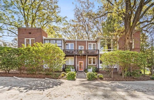 Cherry Condo | Charming Condo Near Freedom Park | King Bed & Screened Porch