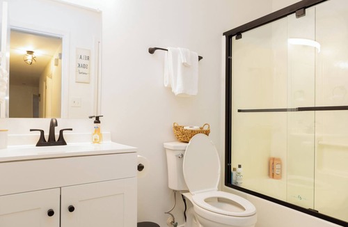 Crestview House | Charming Crestview Stay 4 Bedrooms, Prime Location