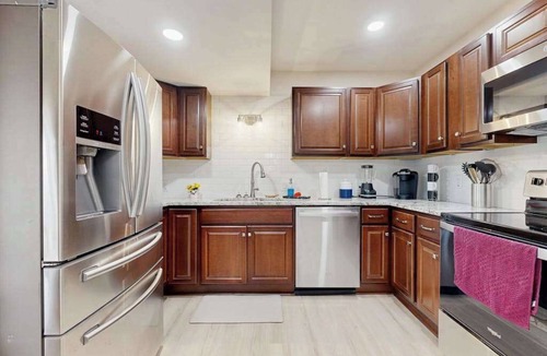 Leicester House | Charming Dog-friendly Home with Mountain Views, Full Kitchen & Hot tub