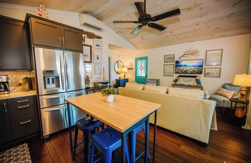New River House | Charming lakeside retreat with serene views, cozy interiors, spacious deck, and lush outdoor spaces.