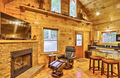 Murphy House | Charming Murphy Cabin w/Porch - Near Hiking!