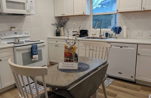 Murray House | Charming Murray Home 2 bed/1 bath 20 min to ski/hike or downtown. 5 min to IMC.