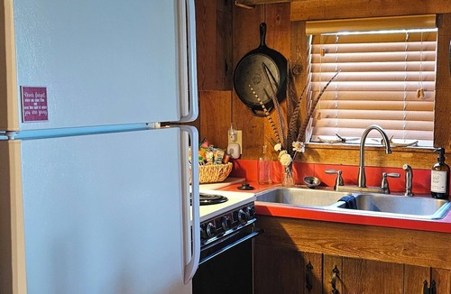 Murrells Inlet Cabin | Charming Unique Cabin: The LiTTLe House in the Inlet!