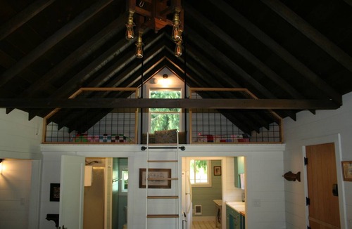 Mapleton Cottage | Charming waterfront cottage with fireplace and deep water dock