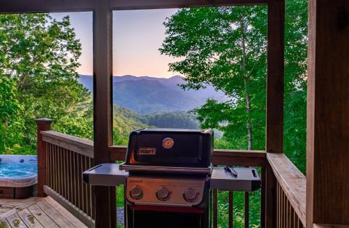 Whittier House | Chasing Sunsets: A Cozy 2-Bedroom Cabin in Smoky Mts with Stunning Mountain Views.
