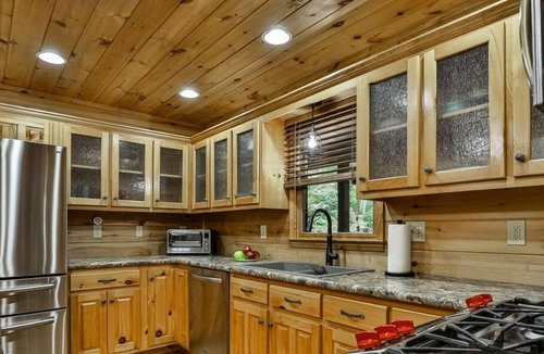 Eagle Mountain Cabin | Chicken Coop | No Pet Fees | Sleeps 6 | large fenced yard| Paved Roads