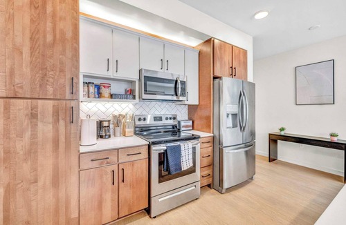 University Circle House | Cleveland Clinic w KingBed,Balcony,Gym,Parking,WD