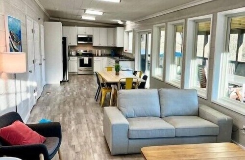 Harriman House | Clinch River Getaway - A lakefront retreat, just 5 minutes from grocery.