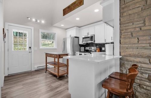Charter Hills Cabin | Close to Slopes | Hot Tub | Modern | Deers Visit