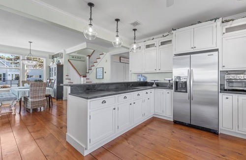 Southern Coast House | Coastal Charm with Stunning Views – Steps from the Shoreline!