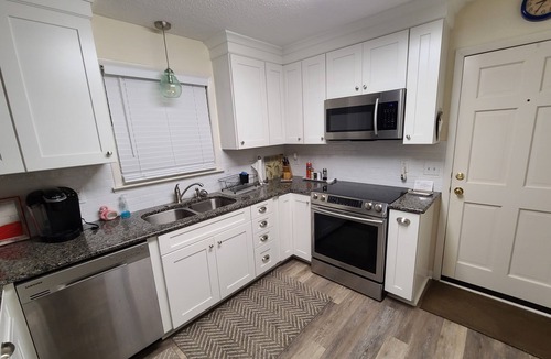 Sunset Beach Cottage | COASTAL COTTAGE, CLOSE TO BEACH, PETS OK, WI-FI, BRING LINENS,NO MAID SERVICE