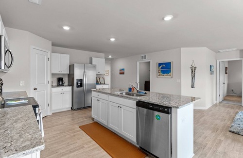 Southport House | Coastal Eve Retreat-pets, fenced yard, beach gear, and more!