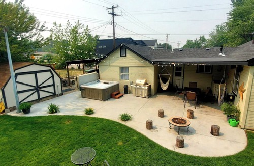 Southeast Boise House | Comfortable 2-bedroom house in Boise. Hot Tub. Fenced yard. Pet friendly.