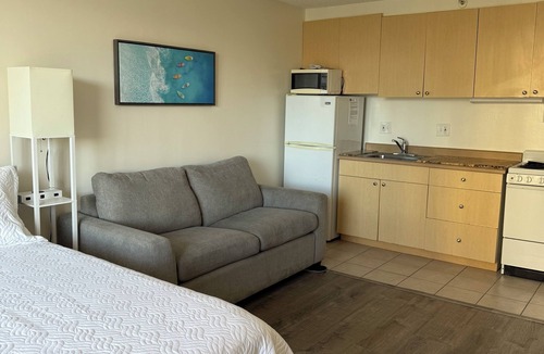 Waikiki Apartment | Comfy studio, King bed, kitchen & parking included with stay