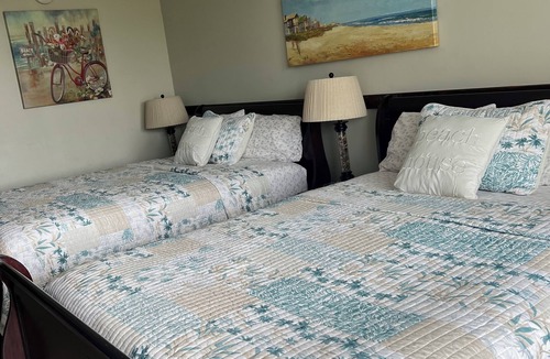 Galt Mile Condo | Condo on the beach sleeps 4 with balcony NICE ! Tiki bar on site