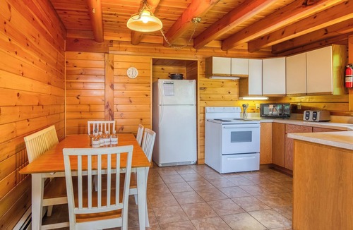 Rangeley Plantation House | 🐾Connaughton - Private log home along the South Shore of Rangeley Lake, dog friendly
