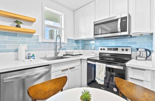 McCully - Moiliili Apartment | Contemporary & Renovated Honolulu Suite w/AC