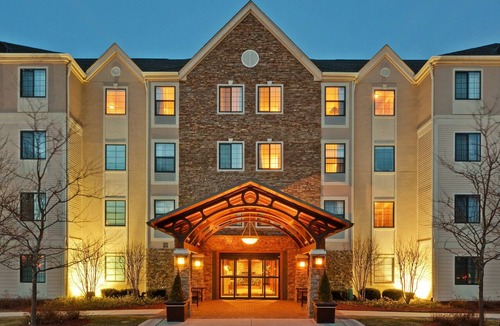 Northbrook Condo | Contemporary Suite in "The Glen" Business District | 24 Hour Fitness Center + Indoor Pool + Kitchen