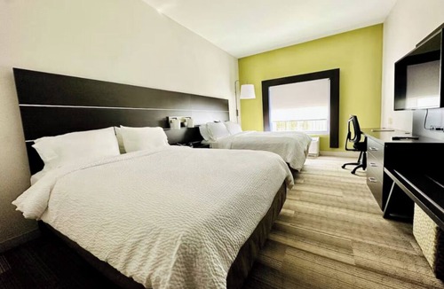 Lupton City Hotel | Convenient Queen Suite Near Chattanooga Attractions with Free Breakfast