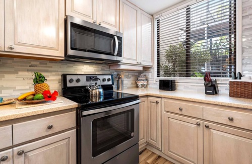 Historic Kailua Village Condo | Country Club Villas#115