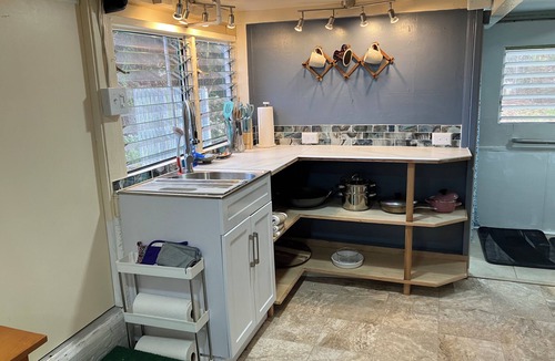 Hilo Apartment | Cozy 1-bedroom apartment in lovely downtown Hilo, pet friendly