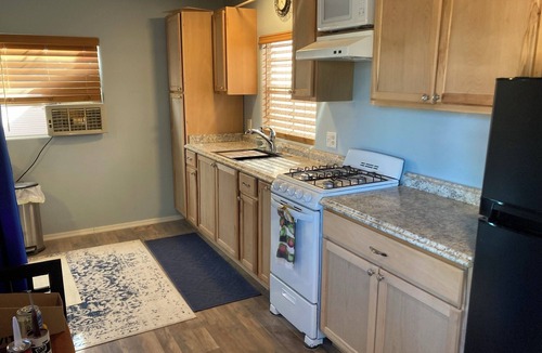Lake Montezuma Cottage | Cozy 1 bedroom Tiny-Home in welcoming Lake Montezuma with AC & attached pergola.